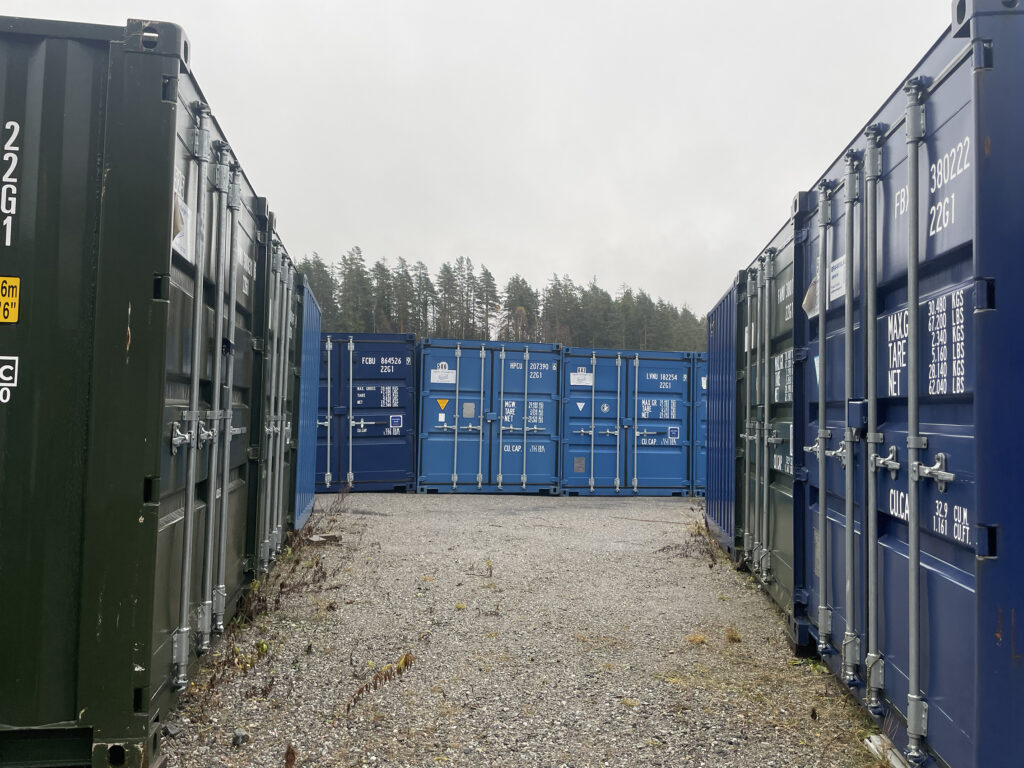 blå og grønne lagercontainere